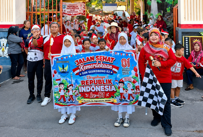Kepala Sekolah SD Negeri Gisikdrono 02 membuka jalan sehat dalam rangka HUT ke 81 RI.