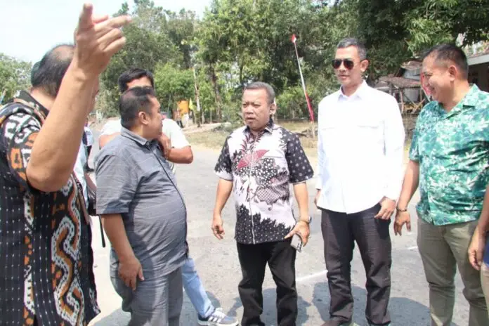 Komisi D DPRD Provinsi Jateng memantau proyek Jalan Galeh–Ngrampal di Kabupaten Sragen, Selasa (4/8/2026). (foto azam hanif adin)