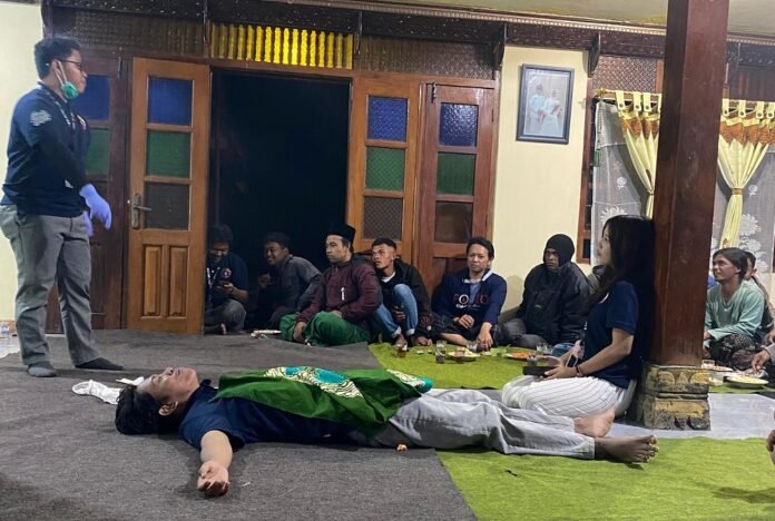 KKN Kelompok 54 UMBY menggelar edukasi P3K bersama warga Dusun Kwalikan, Desa Kragilan, Kecamatan Pakis, Kabupaten Magelang.