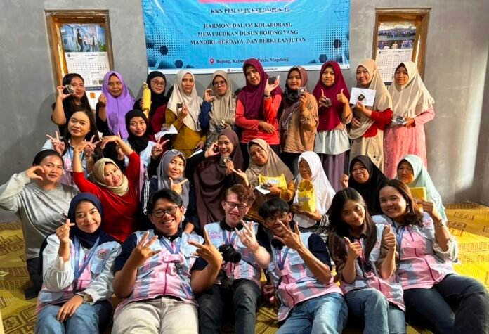 Mahasiswa KKN-PPM Kelompok 16 UMBY bersama ibu-ibu Dasawisma Kenanga Dusun Bojong setelah pelaksanaan pelatihan Brownies Singkong Bojong, Senin (10/8/2026).