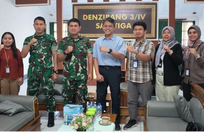 Pimpinan PLN UP3 Salatiga foto bersama dengan jajaran Detasemen Zeni Bangunan (Denzibang) 3/IV Salatiga
