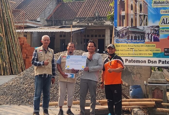 YBM PLN UP3 Salatiga menyalurkan bantuan untuk pembangunan dan renovasi Masjid Al-Mufidah di Dusun Patemon, Desa Patemon, Kecamatan Tengaran, Kabupaten Semarang