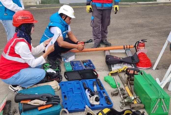 PT PLN (Persero) Unit Pelaksana Pelayanan Pelanggan (UP3) Salatiga memastikan kesiapan personel dan peralatan teknik melalui Apel Siaga Pasukan dan Peralatan yang digelar di Gudang PLN Namar Bawen