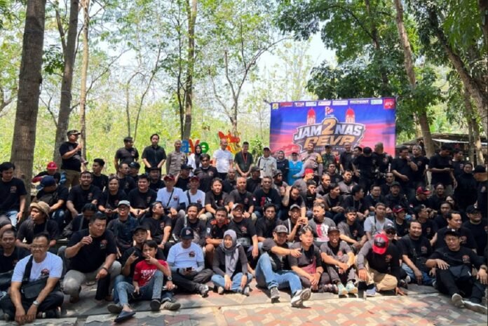 Foto bersama para peserta antara PLN, komunitas kendaraan listrik dalam kegiatan Jambore