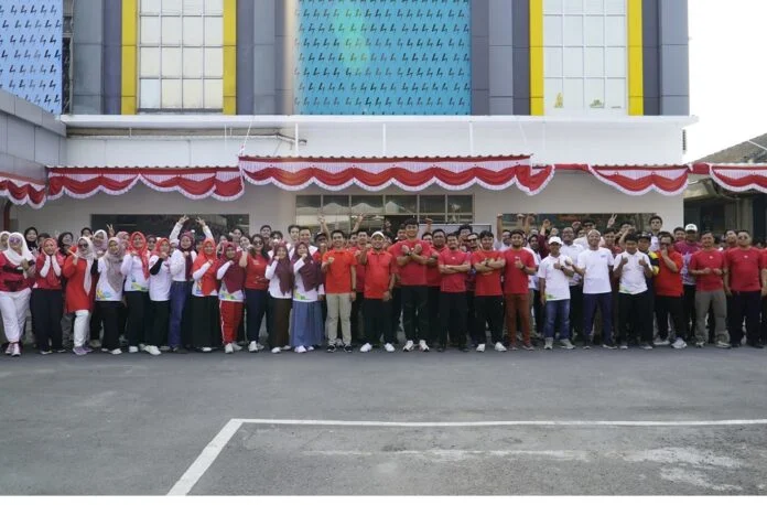 Para pegawai PLN UP2D Jateng foto bersama