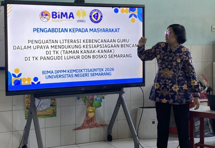 Salah satu dosen tim Pengabdian UNNES mengadakan pelatihan dasar kebencanaan bagi pendidik di TK