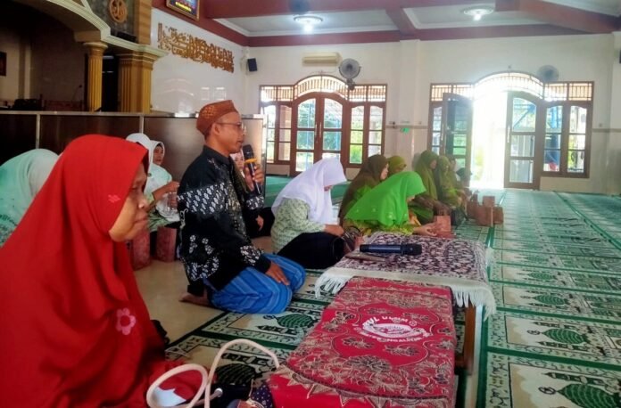 Pengajian diikuti oleh jamaah ibu-ibu Masjid Al Ijtihad, anggota Muslimat dan Fatayat NU Ranting Gondoriyo, serta masyarakat umum