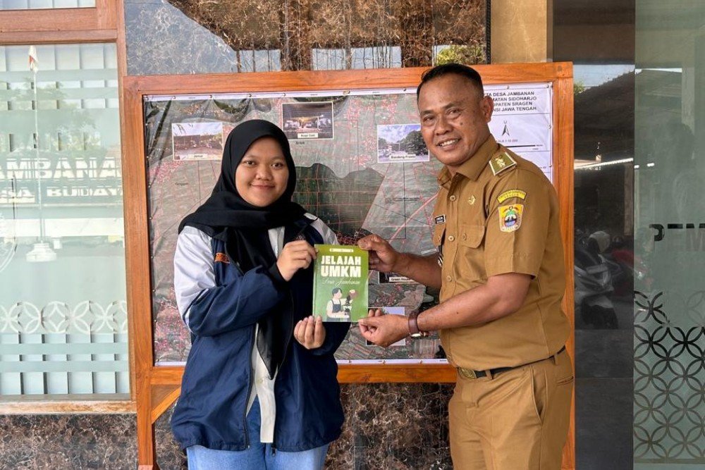 Penyerahan Luaran Kepada Kades Jambanan Penyerahan Luaran dari Mahasiswa KKN UNDIP Kepada Kades Jambanan. (Foto : Dok KKN)