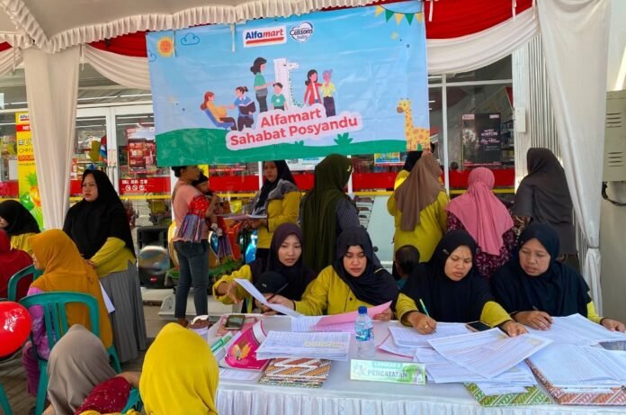 Alfamart menggelar kegiatan posyandu ibu dan anak berlangsung di Gerai Alfamart Japerejo, Kabupaten Rembang.