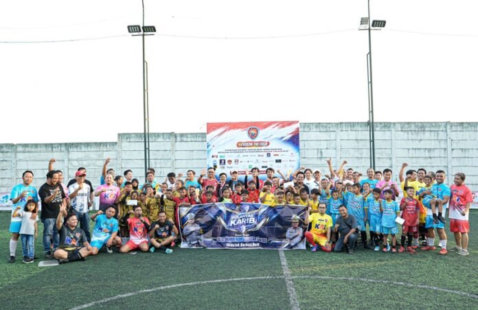 Seluruh peserta SSB dan anggota Jurnalis FC berfoto bersama pada HUT ke 4 Jurnalis FC Semarang