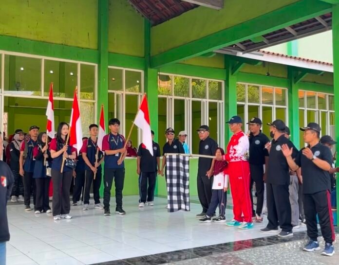 Mahasiswa KKN UPGRIS bersama warga ketika menggelar jalan sehat dan senam bersama