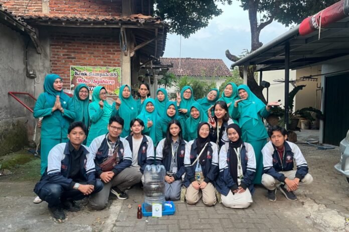 Mahasiswa Kuliah Kerja Nyata (KKN) Universitas Diponegoro melakukan penyusunan Buku Saku “Eco-Enzyme, Komposter, Mitigasi Kebakaran Lahan, dan Regulasi Pengelolaan Sampah” di RW 05 Kelurahan Mijen. (Foto : Dok KKN)
