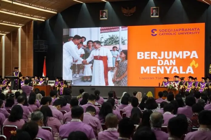 Rektor SCU, Ir. Robertus Setiawan Aji Nugroh saat membacakan laporan tahunan dalam puncak perayaan Dies Natalis SCU