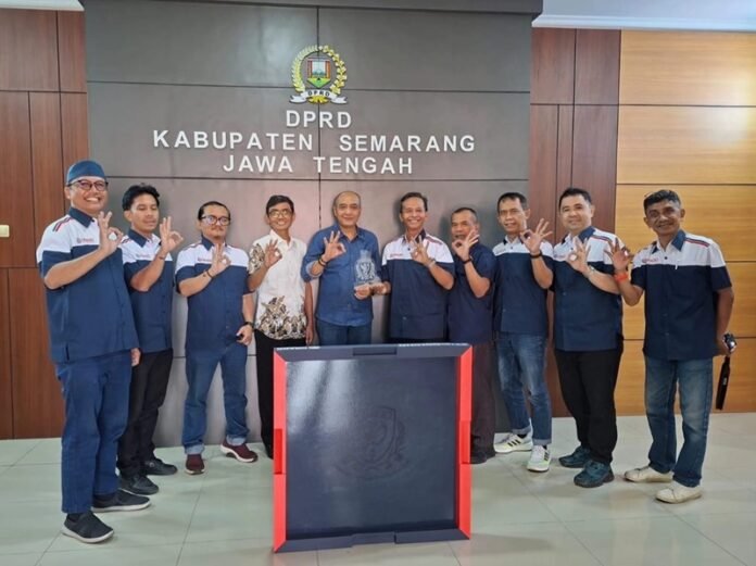 Pengurus ORADO Kab Semarang berfoto bersama Ketua DPRD Kab Semarang Bondan Marutohening usai audensi
