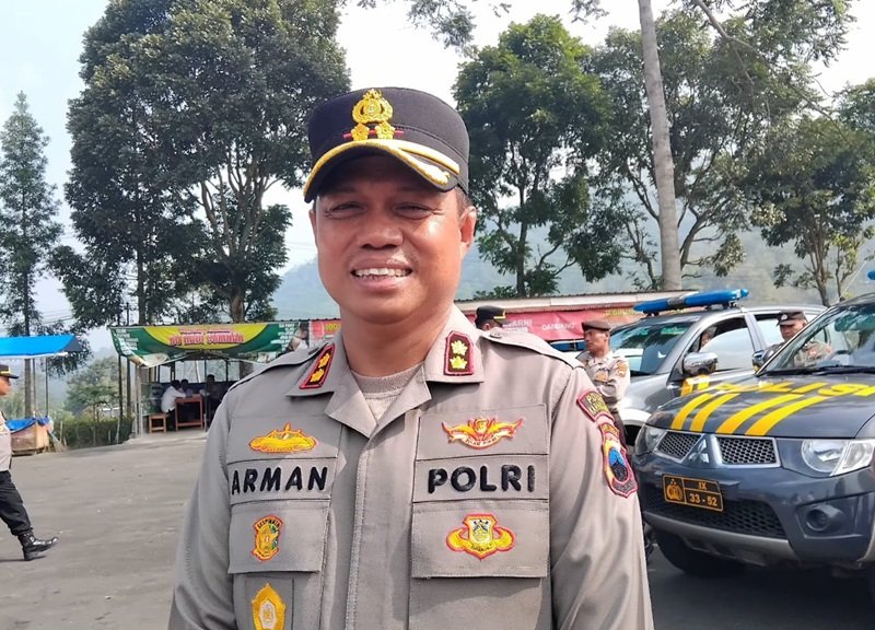 Kapolres Karanganyar AKBP Arman Sahti usai apel siaga kebakaran hutan dan lahan (karhutla) di kawasan Gunung Lawu Kapolres Karanganyar AKBP Arman Sahti usai apel siaga kebakaran hutan dan lahan (karhutla) di kawasan Gunung Lawu