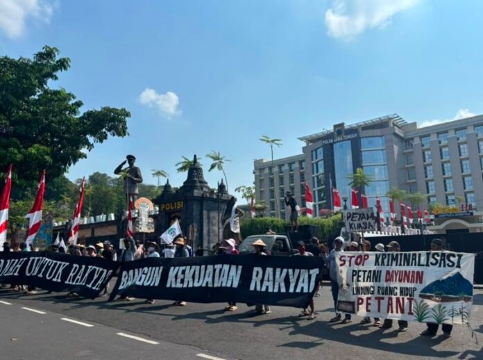 Suasana demo petani Dayunan Pasarean Sukorejo di depan Mapolda Jateng