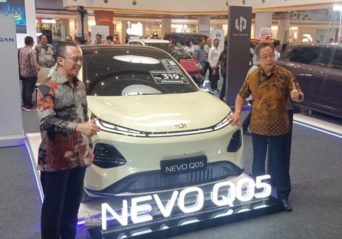 CEO INDOMOBIL Dealership Group, Santiko Wardoyo (kanan) dan mobil listrik Changan Nevo Q05 pada pameran INDOMOBIL