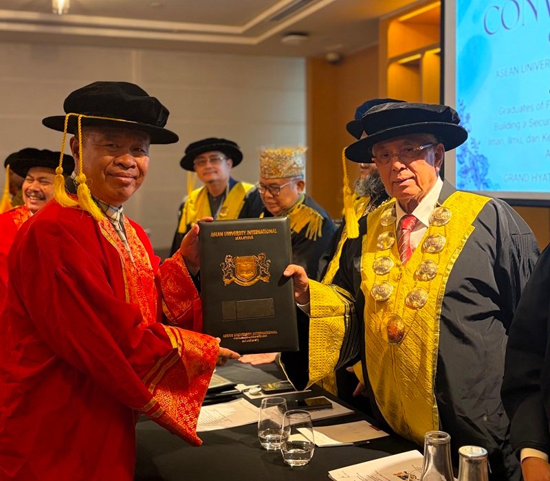 Parmin Sastro Wijono saat penganugerahan Doktor Honoris Causa. Parmin Sastro Wijono saat penganugerahan Doktor Honoris Causa.