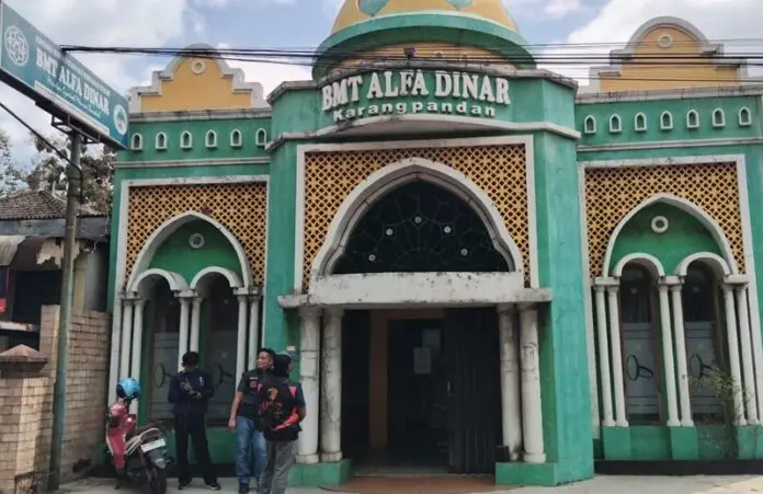 Satreskrim Polres Karanganyar melakukan penggeledahan di kantor BMT Alfa Dinar Karanganyar.