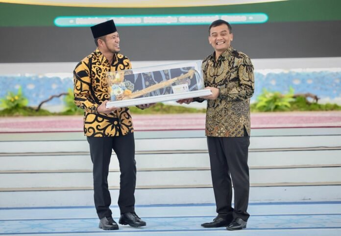 Gubernur Jawa Tengah Ahmad Luthfi dan Gubernur Kalimantan Timur Rudy Mas'ud di Odah Etam, Kompleks Kantor Gubernur Kalimantan Timur, Samarinda,