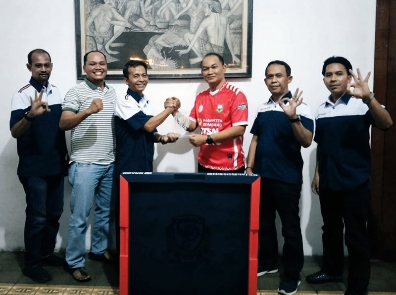 Ketua KONI Kab Semarang Dody Prasetyo berfoto bersama dengan pengurus ORADO Kab Semarang Ketua KONI Kab Semarang Dody Prasetyo berfoto bersama dengan pengurus ORADO Kab Semarang