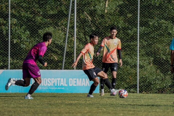 Pemain Kendal Tornado FC ketika latihan