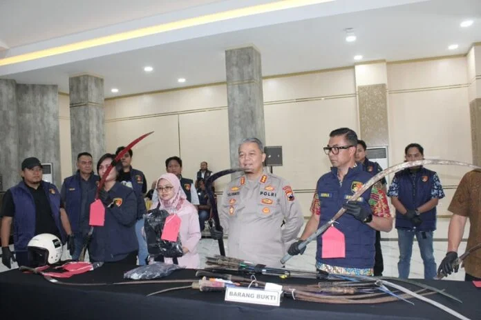 Polda Jateng ketika tunjukkan beberapa sajam yang menjadi barang bukti tawuran antargeng di Mangkang