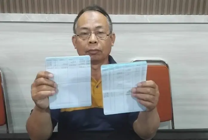 Surono menunjukkan buku tabungan kepada wartawan. (Foto: Iwan).