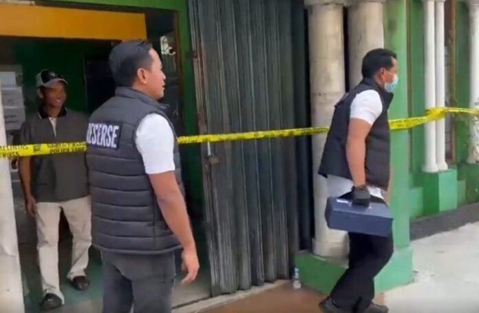 Penyidik Satreskrim Polres Karanganyar membawa sejumlah dokumen dari kantor pusat Koperasi Alfa Dinar.