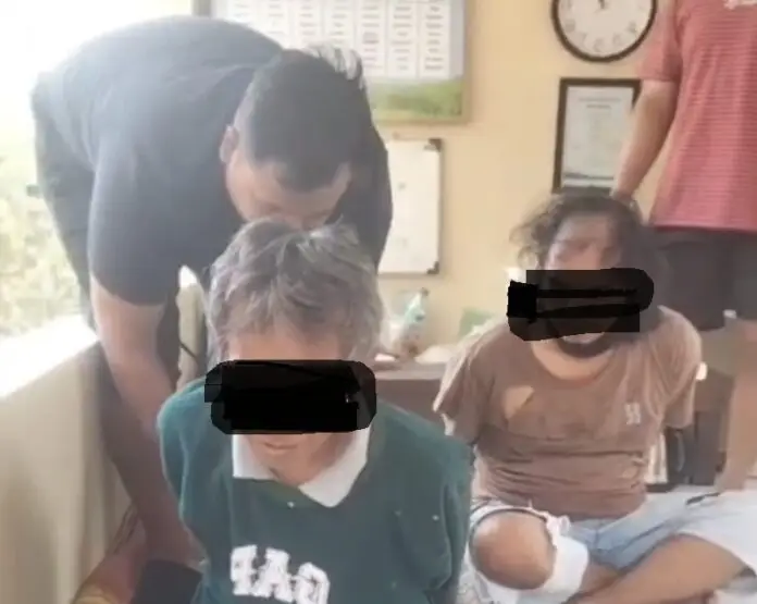 Dua pelaku saat diamankan warga.