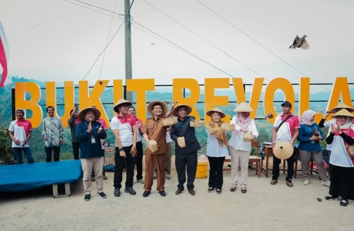 Gubernur Jateng Ahmad Luthfi ketika resmikan lahan tidur melalui program Revola Jateng Optimis di Banjarnegara