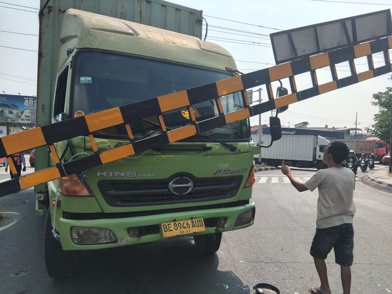 Truk yang menabrak portal pembatas di turunan Silayur Semarang Truk yang menabrak portal pembatas di turunan Silayur Semarang
