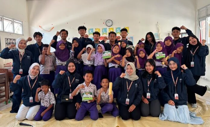 Mahasiswa KKN UPGRIS bersama siswa SDN Tegalarum 1 Mranggen Demak berfoto bersama (Foto:ist)