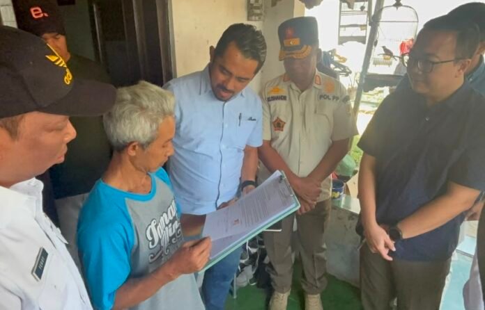 Perwakilan Manajemen Pakuwon Group menemui warga yang rumahnya terdampak pembangunan di Gombel Lama Semarang Rabu (12/8/2026)