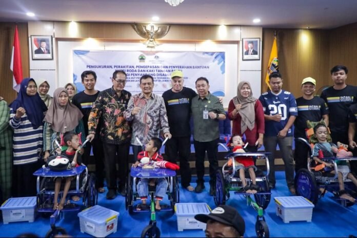 Gubernur Jateng Ahmad Luthfi ketika penyerahan kursi roda dan kegiatan bakti sosial di Aula Dinas Sosial Provinsi Jawa Tengah,