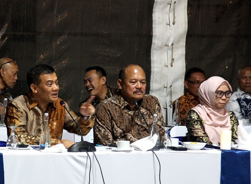 Gubernur Jateng Ahmad Luthfi dan Ketua Umum KONI Jateng Sujarwanto Dwiarmoko ketika bertemu pimpinan perusahaan milik pemerintah dan swasta di Rumah Dinas Gubernur Jateng Gubernur Jateng Ahmad Luthfi dan Ketua Umum KONI Jateng Sujarwanto Dwiarmoko ketika bertemu pimpinan perusahaan milik pemerintah dan swasta di Rumah Dinas Gubernur Jateng