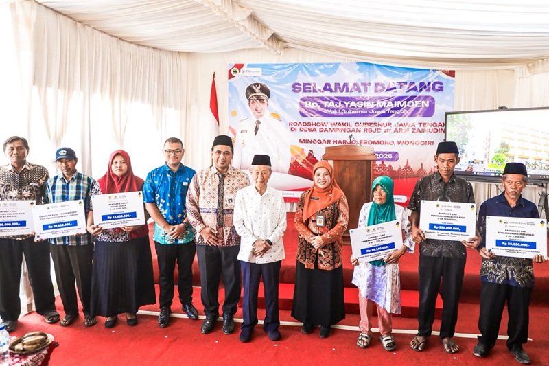 Wakil Gubernur Jateng Taj Yasin Maimoen ketika meninjau pelaksanaan program di Wonogiri Wakil Gubernur Jateng Taj Yasin Maimoen ketika meninjau pelaksanaan program di Wonogiri