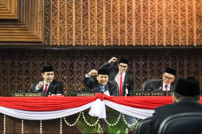 Gubernur Jateng Ahmad Luthfi dan Wakil Gubernur Jateng Taj Yasin Maimoen ketika Rapat Paripurna DPRD Provinsi Jawa Tengah dalam rangka HUT ke-81 Kemerdekaan RI di Gedung Berlian, Kota Semarang, Jumat (14/8/2026).