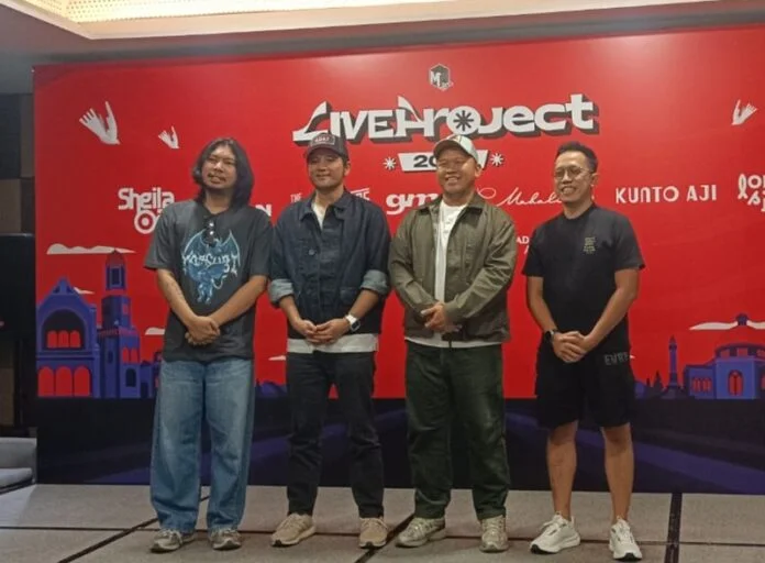Penyelenggara Live Project 2026 Semarang dan perwakilan band berfoto bersama