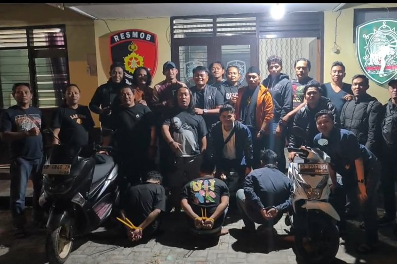 Tim resmob gabungan ketika berhasil menangkap pelaku perampokan Tim resmob gabungan ketika berhasil menangkap pelaku perampokan