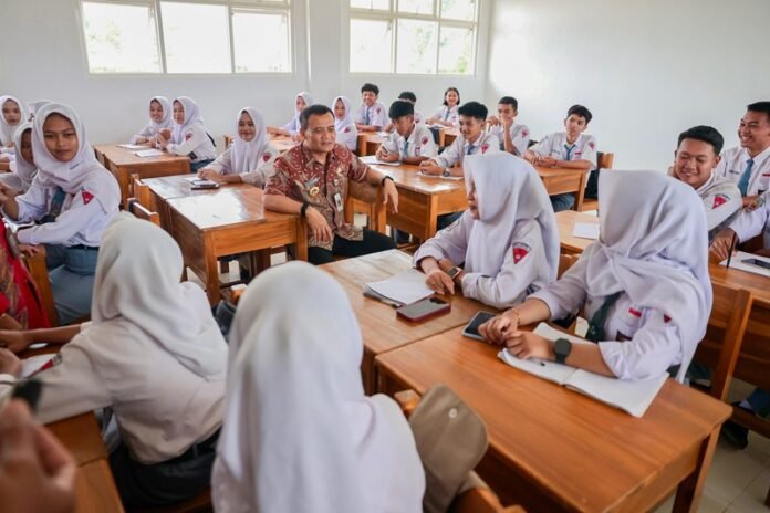 Gubernur Jateng Ahmad Luthfi ketika meninjau salah satu sekolah