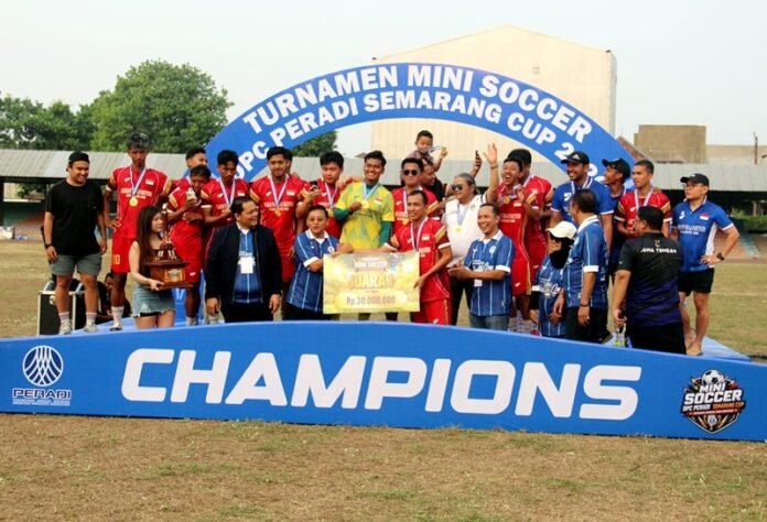Tim James Purba & Partner ketika menerima trofi juara Peradi Cup 2026