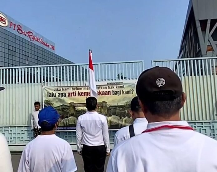 Eks karyawan Sritex upacara HUT ke 81 RI di depan gerbang pabrik utama.