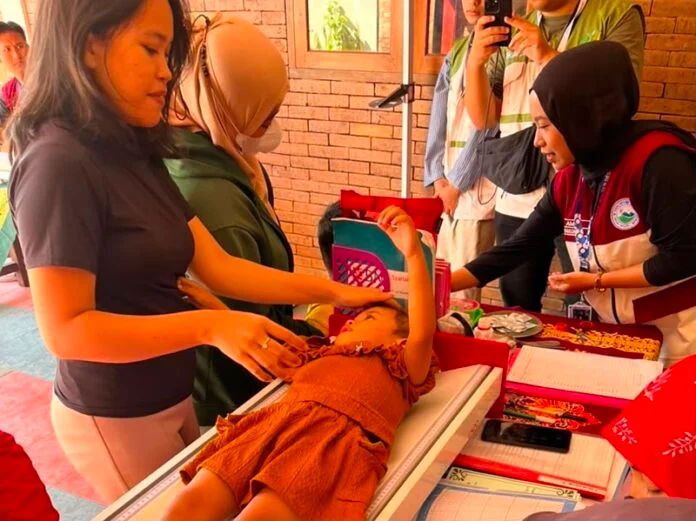 Mahasiswa KKN UPGRIS ketika di posyandu Sekarwangi 1 Wujil Bergas Kab Semarang