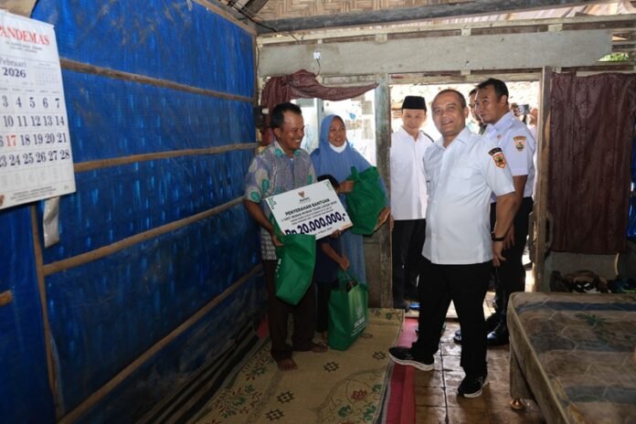 Gubernur Jateng Ahmad Luthfi ketika meninjau perbaikan RTLH