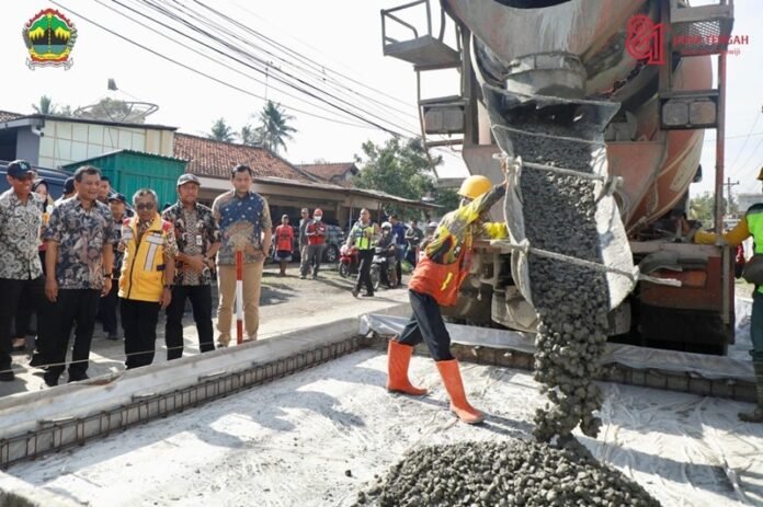 Gubernur Jateng Ahmad Luthfi ketika meninjau perbaikan jalan