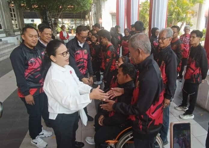 Wali Kota Semarang Agustina Wilujeng Pramestuti didampingi Ketua NPCI Kota Semarang Nur Sholikin ketika melepas atlet NPCI Kota Semarang di Balai Kota Semarang
