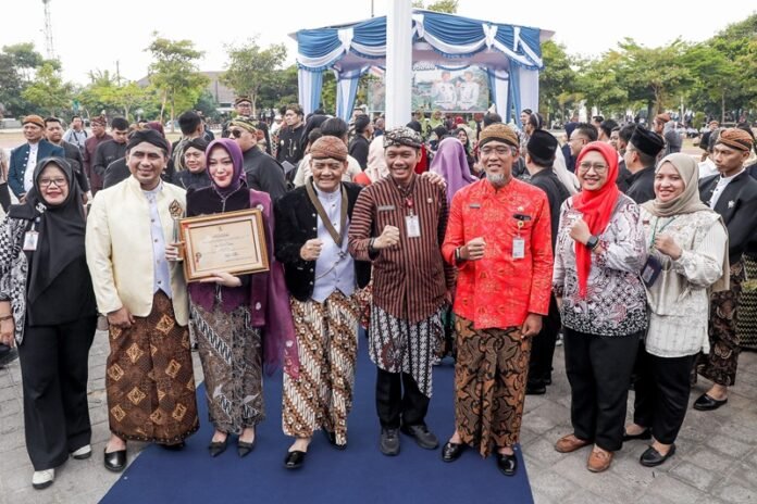 Gubernur Jateng Ahmad Luthfi, Wakil Gubernur Taj Yasin Maimoen, dan Sekda Jateng Sumarno berfoto bersama usai upacara Hari Jadi ke-81 Jawa Tengah di Alun-Alun Kidul Kabupaten Boyolali