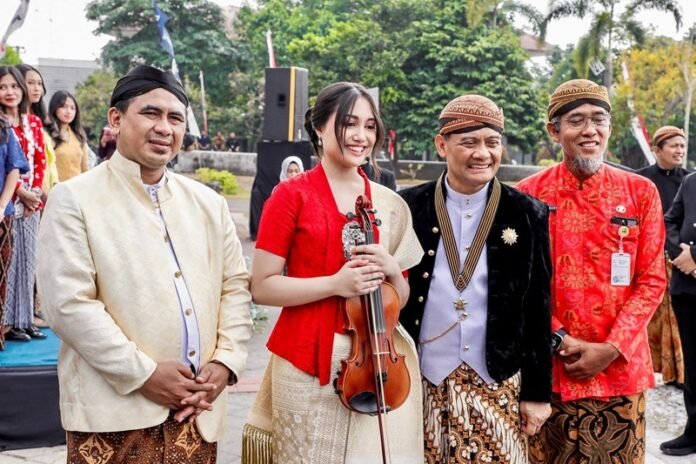 Gubernur Jateng Ahmad Luthfi, Wakil Gubernur Taj Yasin Maimoen, Sekda Sumarno ketika bersama cicit keponakan WR Sopratman, Antea Putri Turki pada Hari Jadi ke 81 Jateng di Boyolali (Foto:ist)