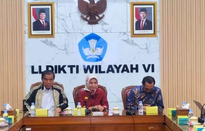 Kepala LLDIKTI Wilayah VI Jawa Tengah Prof. Dr. Ir. Aisyah Endah Palupi, M.Pd. ketika berikan keterangan
